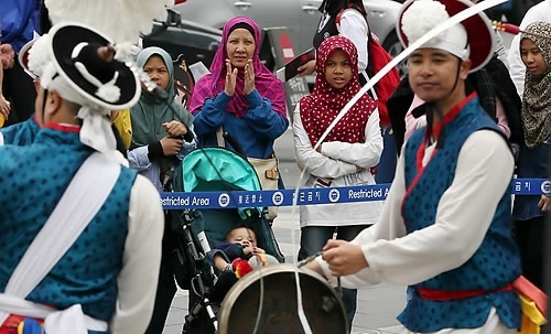 Malaysian tourists watch a traditional Korean art troupe perform in front of Deoksu Palace in downtown Seoul in this file photo taken on May 8, 2015. (Yonhap)