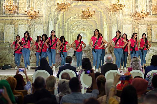 <YONHAP PHOTO-1751> Beauty candidates take part in the Miss Iraq contest in Baghdad, Iraq, Thursday, May 25, 2017. (AP Photo/Karim Kadim)/2017-05-26 07:30:41/ <저작권자 ⓒ 1980-2017 ㈜연합뉴스. 무단 전재 재배포 금지.>