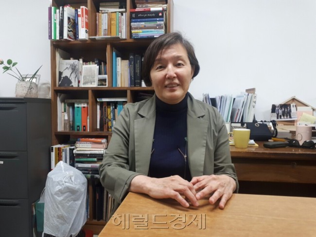 서울 서대문구 이화여대에서 헤럴드경제와 만나 인터뷰를 진행한 김혜숙 신임 이화여대 총장이 이화여대의 미래 비전에 대해 설명하고 있다. [사진=박로명 기자/dodo@heraldcorp.com]