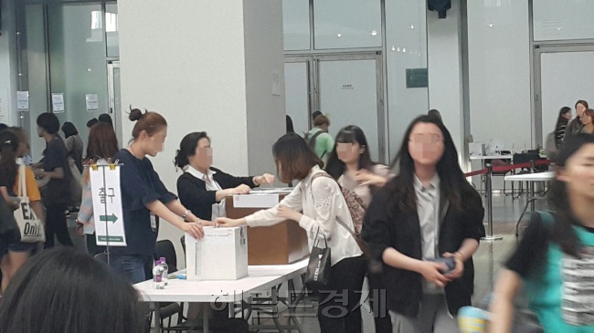 지난 25일 오전 10시부터 오후 8시까지 진행된 이화여대 제 16대 총장후보 선출을 위한 결선투표에는 많은 학내 구성원들이 참여하는 등 현안에 대한 높은 관심을 보였다. [사진=신동윤 기자/realbighead@heraldcorp.com]
