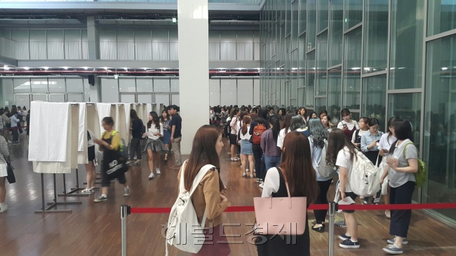 지난 25일 오전 10시부터 오후 8시까지 진행된 이화여대 제 16대 총장후보 선출을 위한 결선투표에는 많은 학내 구성원들이 참여하는 등 현안에 대한 높은 관심을 보였다. [사진=신동윤 기자/realbighead@heraldcorp.com]