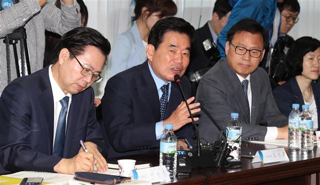 김진표 국정기획자문위원회 위원장이 26일 오전 통의동 국정기획위에서 열린 공정거래위원회 업무보고에 참석하고 있다. 국정기획위는 이날 공정위 등 7개 부처 업무보고를 끝으로 사흘 동안 진행된 업무보고를 마무리했다.  [연합뉴스]
