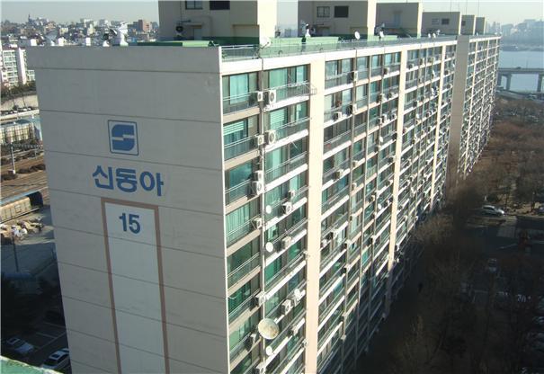 용산구 서빙고동 신동아아파트 주민들의 재건축 찬성률이 65%로 나오면서 지지부진했던 해당 단지 재건축이 속도를 낼지 주목된다. 사진은 신동아아파트 모습.  [제공=용산구청]