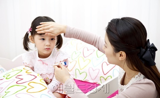 수족구병은 주로 여름과 가을에 발생하며, 영유아가 많이 모이는 어린이집과 유치원에서 급속히 퍼지는 경향이 있다. 사진은 관련 이미지. [헤럴드경제DB]