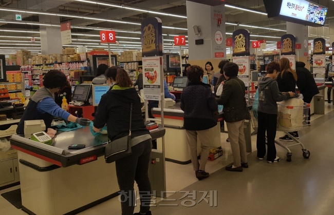 서울 근교의 한 대형마트 계산대 모습. [사진=김성우 기자/zzz@heraldcorp.com]