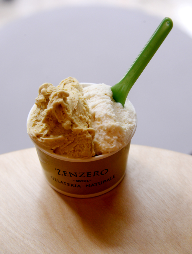 Zenzero’s signature ginger-milk (right) gets its fragrant spice from a housemade ginger syrup. The pistachio gelato (left) is made from scratch with shelled pistachios that are roasted with a hint of salt and then ground into a paste (Photo credit: Park Hyun-koo/The Korea Herald)