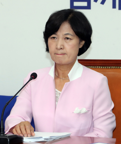 추미애 더불어민주당 대표가 26일 오전 국회에서 열린 최고위원회의에서 잠시 생각에 잠겨 있다. [사진제공=연합뉴스]