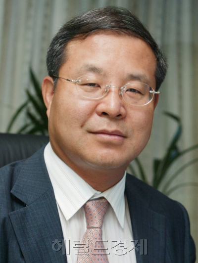 김영배 경총 상근 부회장은 지난 25일 “사회 각계의 정규직 전환 요구로 기업들이 매우 힘든 지경에 이르렀다”며 “불합리한 차별을 없애고 근로조건을 보호할 필요는 있지만 회사의 특성이나 근로자의 개별적 사정을 고려하지 않고 무조건 비정규직은 안 된다는 인식은 현실에 맞지 않다”고 문재인 정부의 일자리 정책을 비판했다. [사진=헤럴드경제DB]