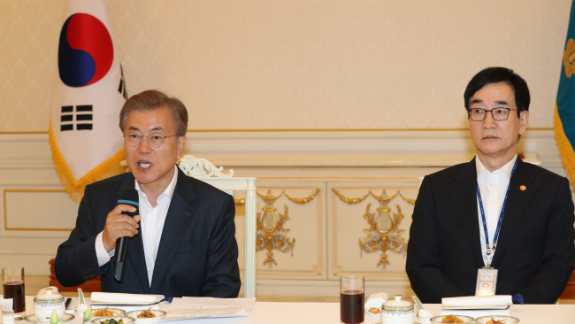 President Moon Jae-in (left) speaks at a luncheon with cabinet ministers at Cheong Wa Dae on Friday. (Yonhap)