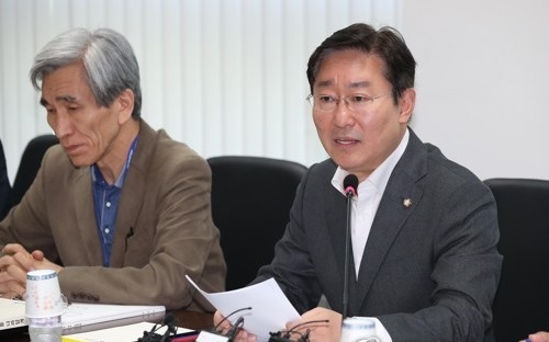 Park Beom-kye, a senior member of the State Affairs Planning Advisory Committee, speaks during the National Police Agency's policy briefing, at its office in Seoul on May 27, 2017. (Yonhap)
