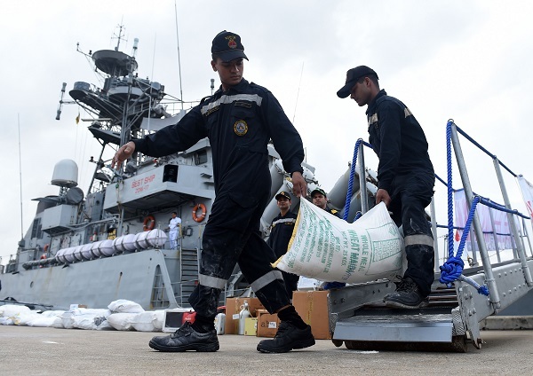 Indian Navy troops offload emergency supplies from the Indian ship Kirch at Colombo harbour in Colombo on May 27, 2017. (AFP-Yonhap)