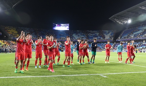 South Korea's under-20 national football team players waive to fans after losing 1-0 to England at Suwon World Cup Stadium in Suwon, Gyeonggi Province, on May 26, 2017. (Yonhap)