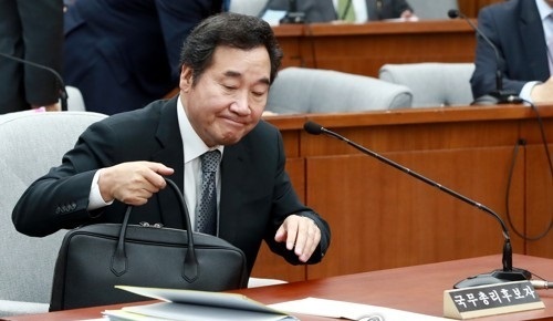 Prime Minister nominee Lee Nak-yon prepares to leave following the end of his two-day parliamentary confirmation hearing at the National Assembly on May 25, 2017. (Yonhap)