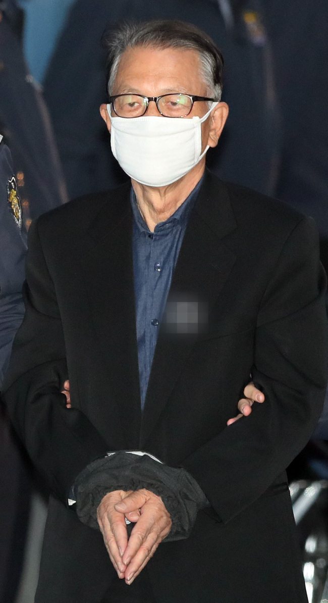 문화·예술계 지원 배제 명단인 블랙리스트 관련 혐의로 재판에 넘겨진 김기춘 전 대통령 비서실장이 12일 오전 서울 서초구 서울중앙지법에서 열린 공판에 출석하기 위해 호송차에서 내려 법정으로 향하고 있다.[사진제공=연합뉴스]