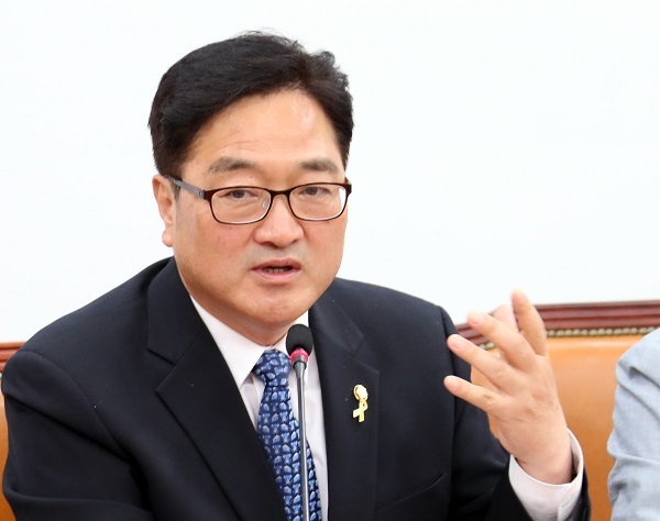 Rep. Woo Won-shik, floor leader of the ruling Democratic Party, speaks in a press conference at the National Assembly on May 28, 2017, in which he and other ruling party leaders asked the opposition parties to endorse the president's nominee for new prime minister, Lee Nak-yon. (Yonhap)