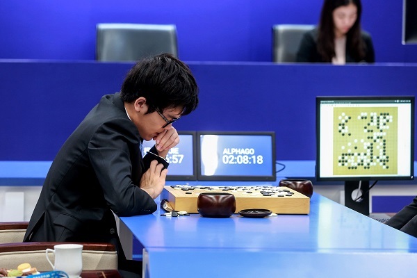 This file photo taken on May 25, 2017 shows China's 19-year-old Go player Ke Jie preparing to make a move during the second match against Google's artificial intelligence programme AlphaGo in Wuzhen, eastern China's Zhejiang province. (AFP-Yonhap)