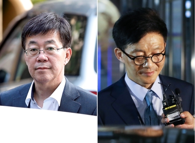 '돈봉투 만찬’에 연루된 이영렬 서울중앙지검장(왼쪽)과 안태근 법무부 검찰국장(오른쪽)이 18일 오후 퇴근해 귀가하고 있다. [사진제공=연합뉴스]