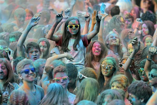 <YONHAP PHOTO-0709> People covered in coloured powder participate in the Indian inspired Holi Festival in Burgos, north of Spain on May 27, 2017. Participants throw coloured powder at each other during the Hindu festival of Holi, also known as Festival of Colors, that marks the arrival of spring. / AFP PHOTO / CESAR MANSO/2017-05-28 03:32:04/ <저작권자 ⓒ 1980-2017 ㈜연합뉴스. 무단 전재 재배포 금지.>