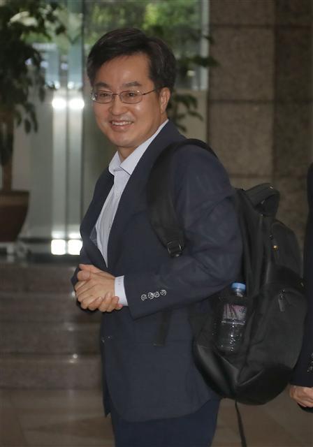 <YONHAP PHOTO-2823> 김동연 후보 백팩 출근 (서울=연합뉴스) 이상학 기자 = 김동연 경제부총리 겸 기획재정부 장관 후보자가 29일 오전 청문회 준비 사무실이 위치한 서울 중구 예금보험공사로 출근하고 있다. 2017.5.29 leesh@yna.co.kr/2017-05-29 09:28:41/ <저작권자 ⓒ 1980-2017 ㈜연합뉴스. 무단 전재 재배포 금지.>