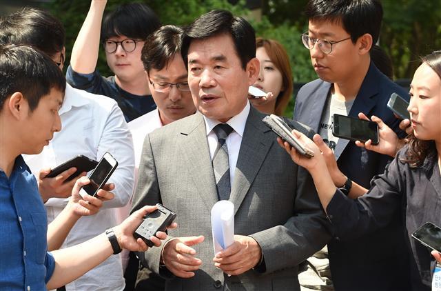 김진표 국정기획자문위원회 위원장이 28일 오후 통의동 국정기획위에서 언론 브리핑 후 기자들의 질문에 답하고 있다. [연합뉴스]