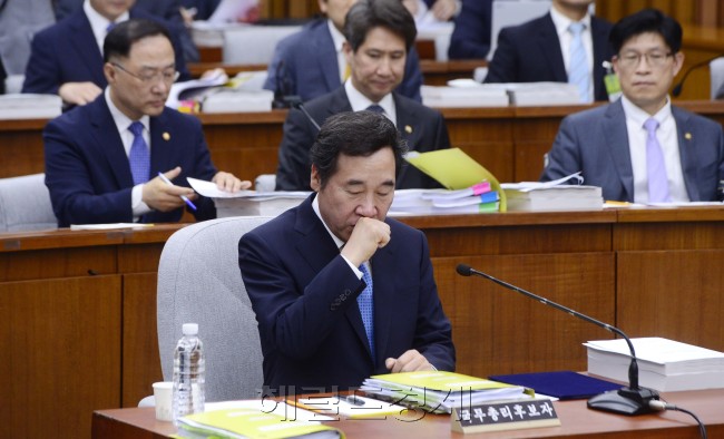 이낙연 국무총리 후보자가 지난 24~25일 국회 인사청문특별위원회에 출석해 청문위원들의 질의를 듣고 있다. [사진=박해묵 기자/mook@heraldcorp.com]