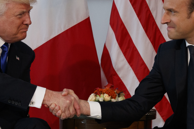 <YONHAP PHOTO-6283> President Donald Trump shakes hands with French President Emmanuel Macron during a meeting at the U.S. Embassy, Thursday, May 25, 2017, in Brussels. (AP Photo/Evan Vucci)/2017-05-25 21:46:51/ <저작권자 ⓒ 1980-2017 ㈜연합뉴스. 무단 전재 재배포 금지.>
<YONHAP PHOTO-6283> President Donald Trump shakes hands with French President Emmanuel Macron during a meeting at the U.S. Embassy, Thursday, May 25, 2017, in Brussels. (AP Photo/Evan Vucci)/2017-05-25 21:46:51/ <저작권자 ⓒ 1980-2017 ㈜연합뉴스. 무단 전재 재배포 금지.>