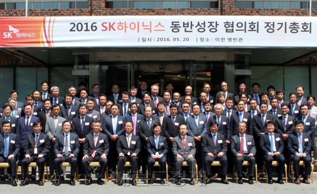 SK하이닉스가 지난해 경기도 이천 본사에서 ‘2016 동반성장 협의회 정기총회’를 개최한 후 기념촬영을 하고 있다. 맨 앞 앉은 줄 왼쪽에서 여섯 번째가 박성욱 SK하이닉스 대표이사 사장, 그 오른쪽이 황철주 주성엔지니어링 대표이사(동반성장 협의회 회장)