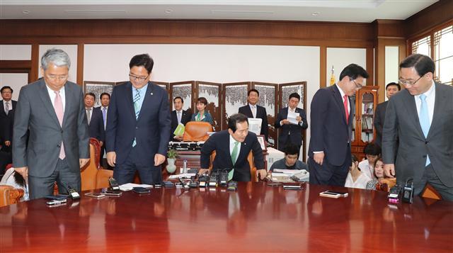 <YONHAP PHOTO-3024> 자리에 앉는 국회의장과 여야 4당 원내대표 (서울=연합뉴스) 안정원 기자 = 정세균 국회의장과 여야 4당 원내대표가 29일 오전 국회 의장실에서 채택이 무산된 이낙연 국무총리 후보자 청문 보고서 논의를 위해 만나 기념촬영을 한 뒤 자리에 앉고 있다. 왼쪽부터 국민의당 김동철, 더불어민주당 우원식, 정의장, 자유한국당 정우택, 바른정당 주호영 원내대표. 2017.5.29 jeong@yna.co.kr/2017-05-29 10:25:11/ <저작권자 ⓒ 1980-2017 ㈜연합뉴스. 무단 전재 재배포 금지.>