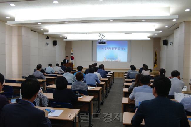 삼성전자 담당자가 지난 24일 전자부품연구원 광주지원에서 1차 협력사들을 대상으로 ‘삼성전자 1ㆍ2차 협력사간 물대 현금지급 설명회’를 열고 물대 현금 지급 프로세스에 대해 설명하고 있다.