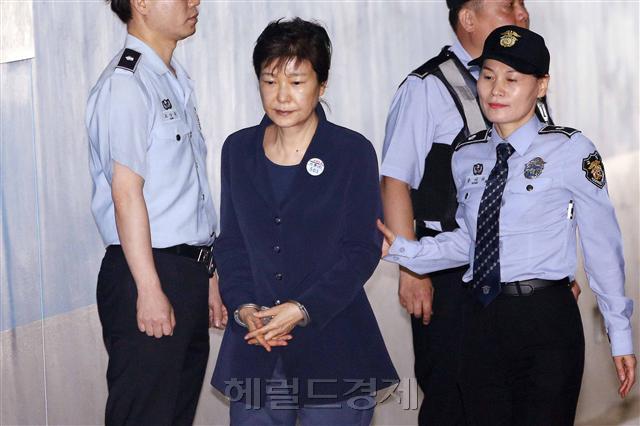 최순실(61) 씨와 함께 국정농단 사건의 주범으로 꼽히는 박근혜(65) 전 대통령이 29일 자신의 세 번째 재판에 출석했다. 이날 박 전 대통령 재판에는 지난 23일처럼 최 씨도 출석했다. 법원은 이날 재판부터 본격적인 증인 신문을 시작해 박 전 대통령이 어떤 발언을 할지 관심을 끈다. 박 전 대통령이 29일 오전 10시 서울중앙지방법원으로 들어가고 있다.  정희조 기자/checho@