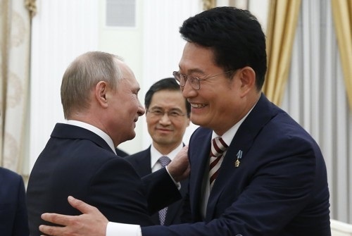 Russian President Vladimir Putin (left) meets Song Young-gil, the special envoy of South Korean President Moon Jae-in, in Moscow on May 24, 2017. (EPA-Yonhap)