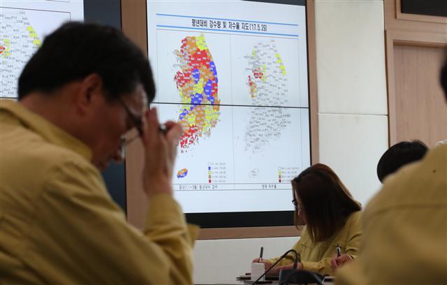 정부가 가뭄 대책회의를 열고 본격적인 대비책 마련에 들어갔다. 29일 오전 정부세종청사 농림축산식품부에서 김재수 장관 주재로 가뭄 대책회의가 열리고 있다.  [연합뉴스]