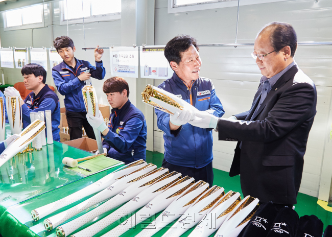 사진설명=2018 평창동계올림픽 대회 성화봉 제작사인 ㈜한화는 지난 17일 최우수 협력사이자 성화봉 외관부 제작 협력사인 제일정밀㈜을 찾아 현장 애로사항 청취 및 공정개선 활동을 독려하는 상생경영 활동을 펼쳤다. 사진은 최양수 ㈜한화 대표이사(오른쪽에서 첫 번째)가 김흥곤 제일정밀㈜ 대표(오른쪽에서 두 번째)로부터 설명을 듣는 모습