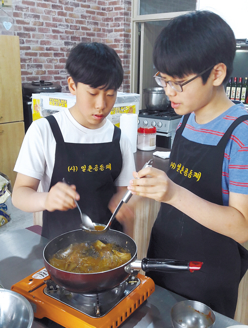 이날 수업의 막내들인 홍근-규호 군이 의견을 나누면서 김치찌개를 만들고 있다.