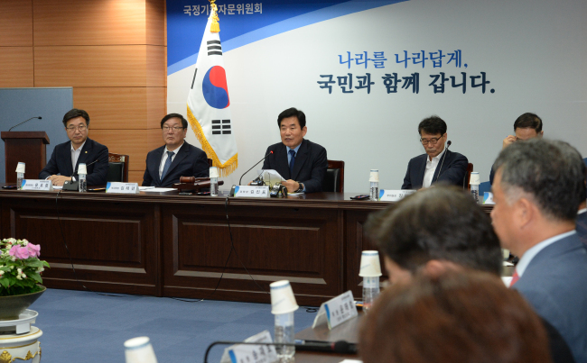 <YONHAP PHOTO-3073> 2차 국정기획위 전체회의 (서울=연합뉴스) 한상균 기자 = 29일 오전 통의동 국정기획자문위원회에서 열린 2차 전체회의에서 김진표 위원장(왼쪽 세번째)이 모두발언을 하고 있다. 2017.5.29 xyz@yna.co.kr/2017-05-29 10:44:23/ <저작권자 ⓒ 1980-2017 ㈜연합뉴스. 무단 전재 재배포 금지.>
<YONHAP PHOTO-3073> 2차 국정기획위 전체회의 (서울=연합뉴스) 한상균 기자 = 29일 오전 통의동 국정기획자문위원회에서 열린 2차 전체회의에서 김진표 위원장(왼쪽 세번째)이 모두발언을 하고 있다. 2017.5.29 xyz@yna.co.kr/2017-05-29 10:44:23/ <저작권자 ⓒ 1980-2017 ㈜연합뉴스. 무단 전재 재배포 금지.>