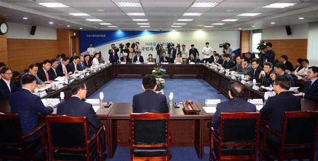 29일 오전 통의동 국정기획자문위원회에서 김진표 위원장 주재로 2차 전체회의가 열리고 있다.  [연합뉴스]