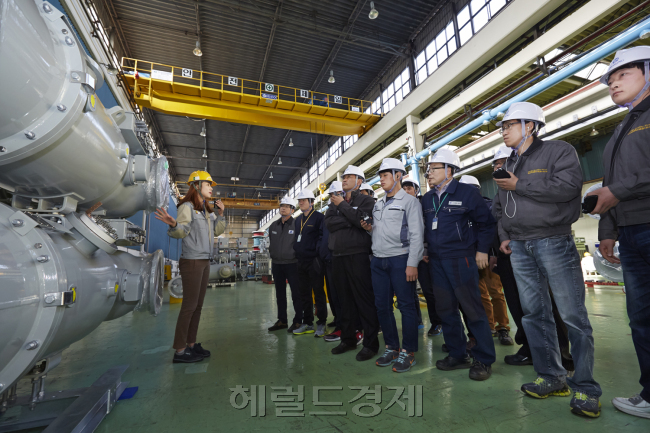 효성은 협력사의 요청에 따라 중전기기 제조 공정 이해를 높일 수 있는 창원공장 견학 프로그램을 상시 운영하고 있다.