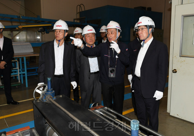 지난해 10월 협력사인 기린산업에 방문한 권오준 포스코 회장. [사진제공=포스코]
