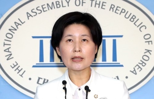 This photo, taken on May 26, 2017, shows Back Hye-ryun, spokeswoman for the ruling Democratic Party, speaking during a press conference at the National Assembly in Seoul. (Yonhap)