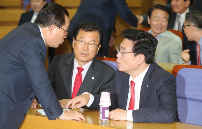 자유한국당 정우택 당대표권한대행 겸 원내대표(오른쪽)가 29일 오후 국회 의원회관에서 열린 의원총회에서 이채익 정책위부의장(왼쪽부터), 이현재 정책위의장과 대화하고 있다.[사진=연합뉴스]
자유한국당 정우택 당대표권한대행 겸 원내대표(오른쪽)가 29일 오후 국회 의원회관에서 열린 의원총회에서 이채익 정책위부의장(왼쪽부터), 이현재 정책위의장과 대화하고 있다.[사진=연합뉴스]