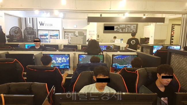 20~40대 ‘아재’들이 스타 리마스터 출시에 PC방을 찾고 있다. [사진=김진원 기자/jin1@heraldcorp.com]