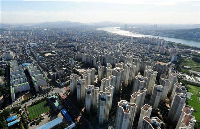 강동구의 인기가 꾸준하다. 거래량은 강남구와 강서구를 추월했고, 시세는 1년새 12.3% 올랐다. 교통과 산업의 호재가 겹치면서 신규 분양단지에 대한 관심도 이어지고 있다. 사진은 강동구 전경. [ 사진=네이버 항공뷰]