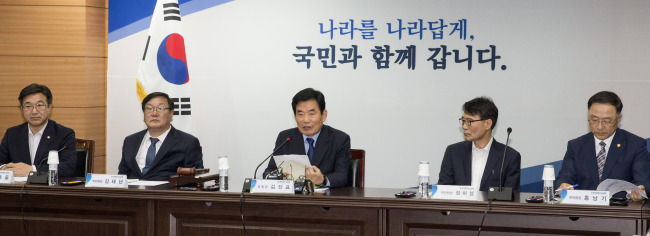 <YONHAP PHOTO-3100> 국정기획위, 2차 전체회의 (서울=연합뉴스) 한상균 기자 = 29일 오전 통의동 국정기획자문위원회에서 열린 2차 전체회의에서 김진표 위원장이 모두발언을 하고 있다. 왼쪽부터 윤호중 분과위원장, 김태년 부위원장, 김 위원장, 장하성 부위원장, 홍남기 부위원장. 2017.5.29 xyz@yna.co.kr/2017-05-29 10:51:28/ <저작권자 ⓒ 1980-2017 ㈜연합뉴스. 무단 전재 재배포 금지.>
<YONHAP PHOTO-3100> 국정기획위, 2차 전체회의 (서울=연합뉴스) 한상균 기자 = 29일 오전 통의동 국정기획자문위원회에서 열린 2차 전체회의에서 김진표 위원장이 모두발언을 하고 있다. 왼쪽부터 윤호중 분과위원장, 김태년 부위원장, 김 위원장, 장하성 부위원장, 홍남기 부위원장. 2017.5.29 xyz@yna.co.kr/2017-05-29 10:51:28/ <저작권자 ⓒ 1980-2017 ㈜연합뉴스. 무단 전재 재배포 금지.>