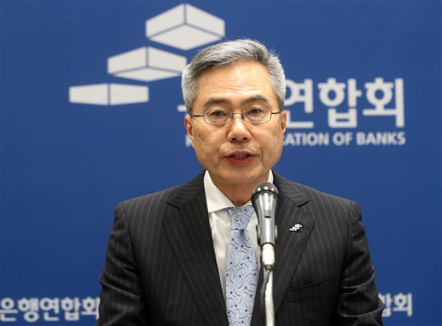 하영구 은행연합회 회장이 29일 서울 명동 은행연합회관에서 언론브리핑을 하고 있다. 은행연합회는 새정부에 대한 은행권의 요청사항인 ‘금융산업 발전을 위한 은행권 제언’을 국민인수위원회에 제안했다.
[연합뉴스]