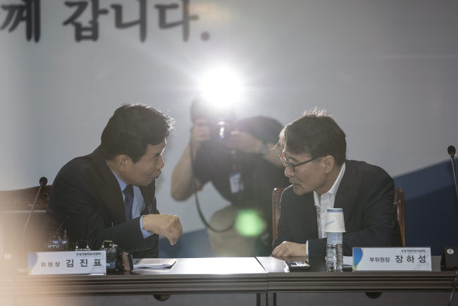 <YONHAP PHOTO-3160> 대화하는 김진표, 장하성 (서울=연합뉴스) 한상균 기자 = 29일 오전 통의동 국정기획자문위원회에서 열린 2차 전체회의에서 김진표 위원장이 장하성 부위원장과 대화하고 있다. 2017.5.29 xyz@yna.co.kr/2017-05-29 11:04:25/ <저작권자 ⓒ 1980-2017 ㈜연합뉴스. 무단 전재 재배포 금지.>
<YONHAP PHOTO-3160> 대화하는 김진표, 장하성 (서울=연합뉴스) 한상균 기자 = 29일 오전 통의동 국정기획자문위원회에서 열린 2차 전체회의에서 김진표 위원장이 장하성 부위원장과 대화하고 있다. 2017.5.29 xyz@yna.co.kr/2017-05-29 11:04:25/ <저작권자 ⓒ 1980-2017 ㈜연합뉴스. 무단 전재 재배포 금지.>