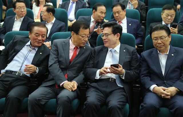 자유한국당 정우택 대표 권한대행 겸 원내대표(오른쪽 두번째)가 30일 오전 국회 도서관에서 열린 제19대 대선평가와 자유한국당이 나아가야 할 길 세미나에서 이현재 정책위의장(오른쪽 세번째)과 대화하고 있다.  [연합뉴스]