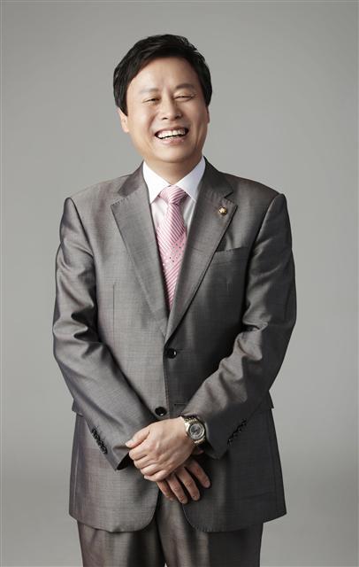 문재인 정부 초대 문화체육관광부 장관 후보자인 더불어민주당 도종환 의원(63)은 ‘블랙리스트’와 ‘정유라 특혜’ 문제를 처음 제기해 주목받았다.
그는 지난해 ‘박근혜ㆍ최순실 게이트’ 정국에서 국정조사 특별위원회 위원으로 활동하며 최 씨 딸 정유라씨에 대한 삼성의 승마 특혜 지원 의혹을 처음 제기했으며, 2015년에는 문화계 블랙리스트 문제를 최초 제기해 그 실체와 전모를 파헤쳤다.
도 후보자는 1954년생으로 충북대학교 사범대학 국어교육과를 졸업했고, 같은 학교에서 석ㆍ박사학위를 받았다. 1985년 첫 시집 ‘고두미 마을에서’로 문단에 진출한 이후 ‘접시꽃 당신’과 ‘내가 사랑하는 당신은’ 등을 출간하며 이목을 끌었다. 도 후보자는 전교조 충북지부장과 충북문화운동연합의장으로 활동했고, 1984년 ‘분단시대’라는 동인 모임을 만들어 군부독재 탄압에 맞서 동인지 간행을 주도했다.
도 후보자는 2004년 건강을 이유로 교직을 떠난 뒤 시 쓰는데만 집중했다. ‘슬픔의뿌리’, ‘사람은 누구나 꽃이다’, ‘나무야 안녕’ 등 다수의 시집을 출간했고 민족예술상, 한국문화예술위원회 문학부분 예술상 등을 수상했다. 이후 2007~2008년 한국간행물 윤리위원회 제1심의위원장 위원장과 2010~2012년 한국작가회의 부이사장을 지냈다.  문재연 기자/munjae@