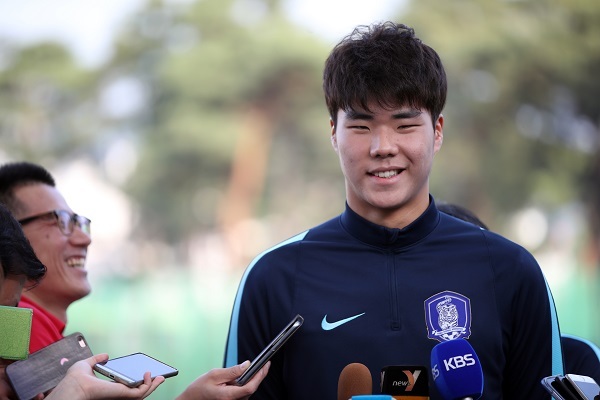 South Korea's under-20 national football team goalkeeper Song Bum-keun speaks to reporters at Cheonan Football Centre in Cheonan, South Chungcheong Province, on May 29, 2017, one day ahead of their FIFA U-20 World Cup round of 16 match against Portugal. (Yonhap