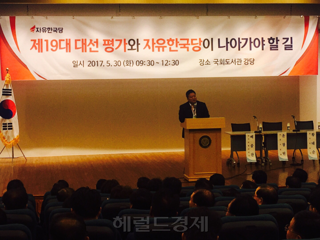 배종찬 리서치앤리서치 본부장이 30일 국회 도서관 대강당에서 열린 자유한국당 토론회에서 강연하고 있다. 김유진 기자/kacew@heraldcorp.com
배종찬 리서치앤리서치 본부장이 30일 국회 도서관 대강당에서 열린 자유한국당 토론회에서 강연하고 있다. 김유진 기자/kacew@heraldcorp.com