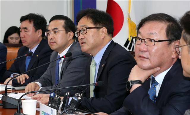 더불어민주당 우원식 원내대표(오른쪽 두번째)가 30일 오전 국회에서 열린 원내대책회의에서 발언하고 있다. [연합뉴스]